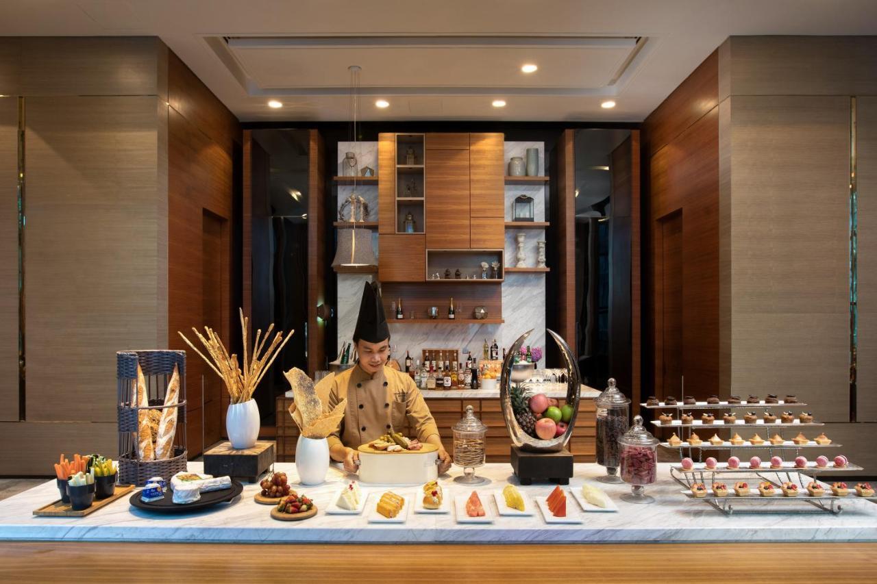 Sofitel Kuala Lumpur Damansara Otel Dış mekan fotoğraf A pastry chef at work