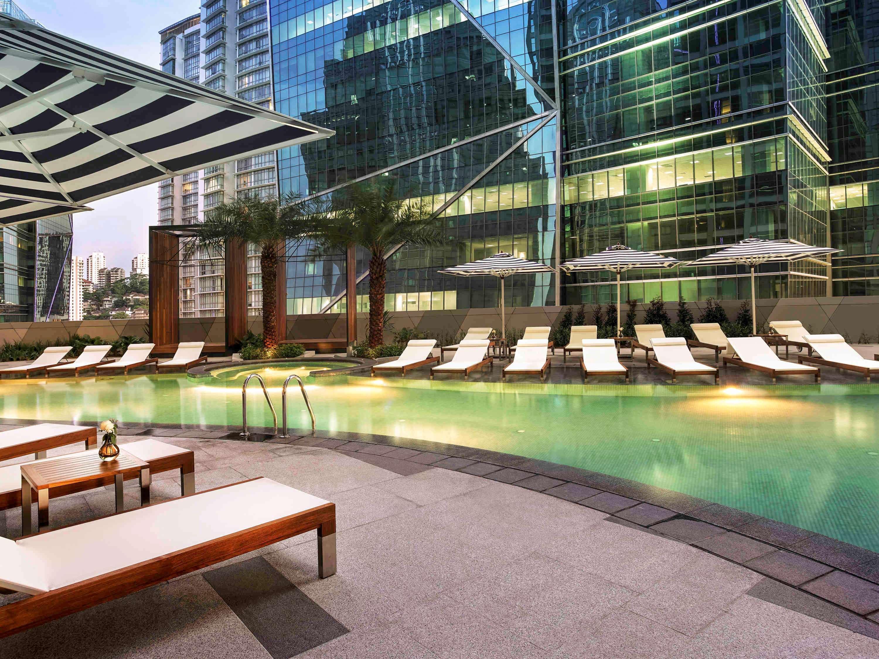 Sofitel Kuala Lumpur Damansara Otel Dış mekan fotoğraf The pool at the hotel